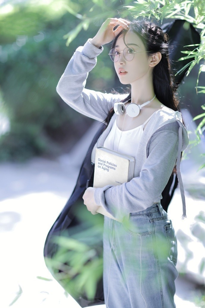 谢贤与施南生：命运与努力的差异对比